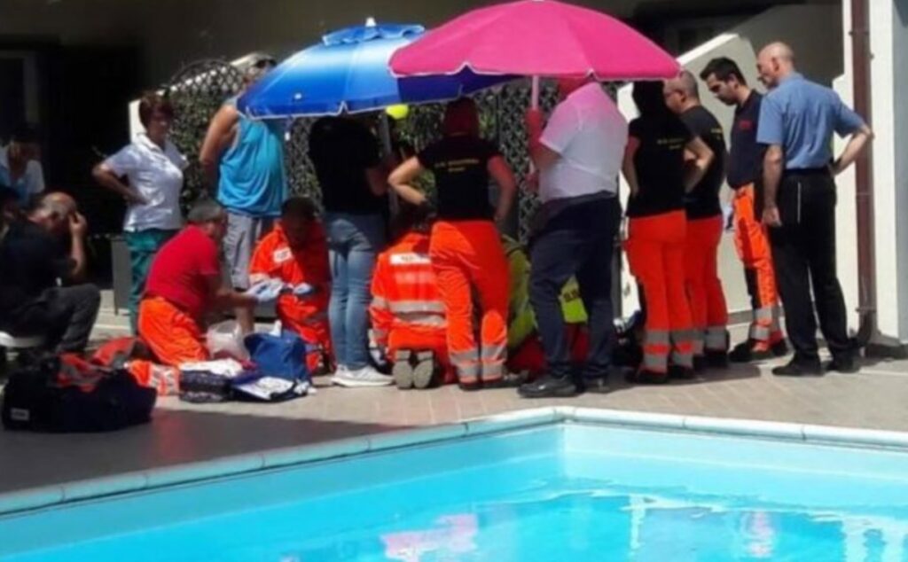 Dramma a Ferragosto, bimbo di 20 mesi annega in piscina