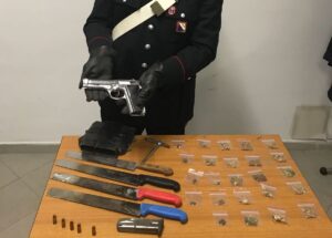 Scampia, sequestrate armi e droga. Scoperta officina di smontaggio di auto rubate