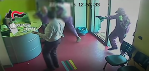 Blitz all'alba nel Napoletano, presa la gang delle rapine: 18 arresti