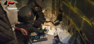 Blitz dei carabinieri contro il clan Puca, sventato l'omicidio di un militare