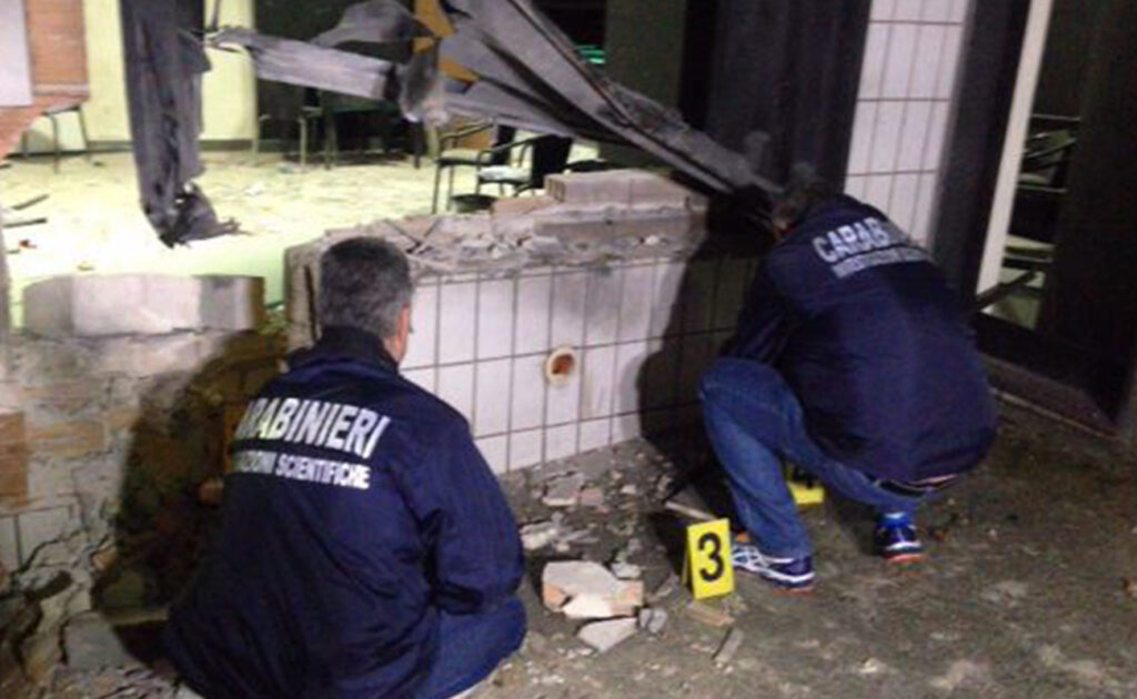 Una bomba è stata fatta esplodere fuori il locale "Oro Bianco" di Giugliano