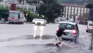 Bomba d'acqua di abbatte su Napoli, arrivano forti temporali