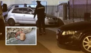 Fa esplodere bomba carta sotto casa del rivale in amore: arrestato 21enne
