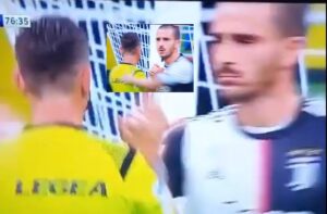 Bonucci dà il "5" all'arbitro Rocchi e scoppiano le polemiche