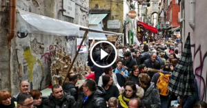 Boom di turisti a Napoli, San Gregorio Armeno pieno di gente [VIDEO]