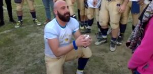 Briganti Napoli, proposta di matrimonio in campo dopo la partita