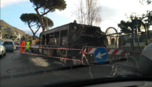 Bus in fiamme