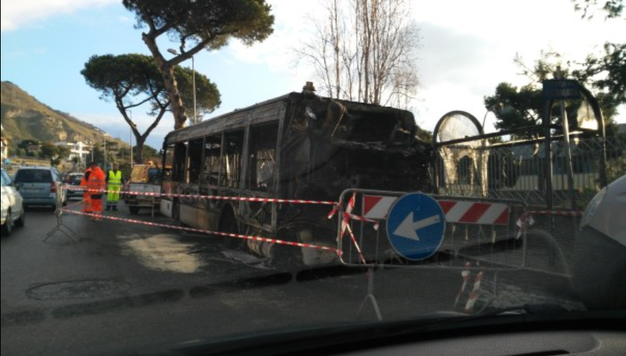 Bus in fiamme