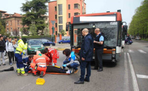 Battipaglia, donna scende dal bus viene colta da un malore: è morta