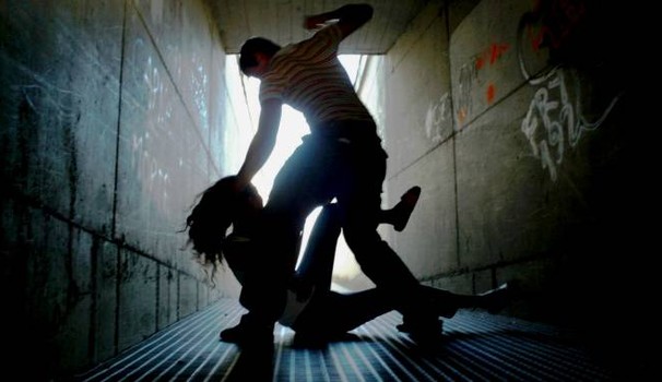 Buttano giù la porta e aggrediscono una donna: l'obiettivo del raid era il figlio