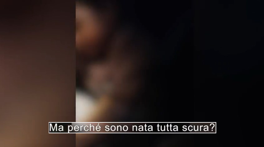 "A scuola mi chiamano cacca per la mia pelle scura", il video - denuncia del papà