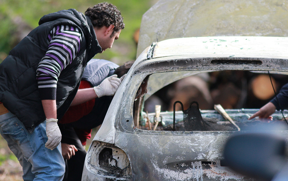 Cadavere carbonizzato all'interno di un auto: è di un detenuto evaso dal carcere
