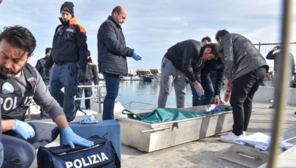 Trovato un cadavere nel porto di Torre Annunziata, il corpo era in acqua