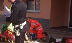 Fa le pulizie di casa e cade giù dal balcone: 17enne in ospedale