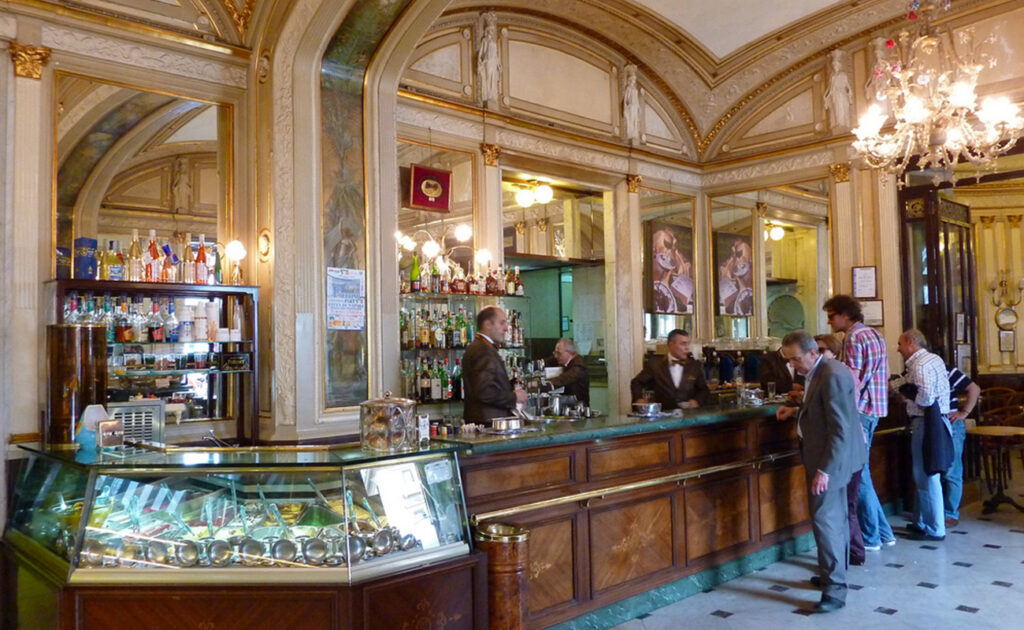 Napoli, Gran Caffè Gambrinus: i turisti del Nord che rubano le tazzine