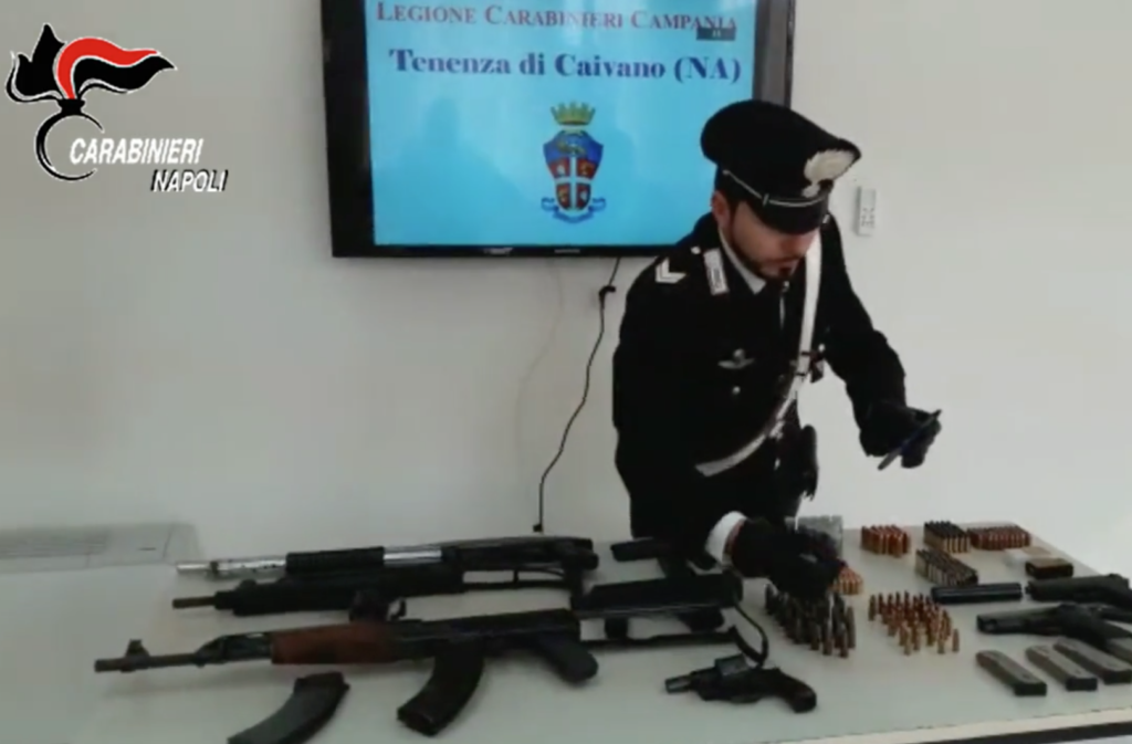 Mitragliette, kalashnikov e persino penne esplosive. Ecco alcune delle armi sequestrate dai militari a Caivano, durante un blitz