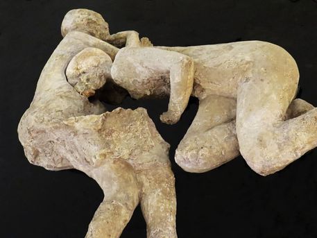 Calco di abbraccio tra uomini, scoperta senzazionale a Pompei