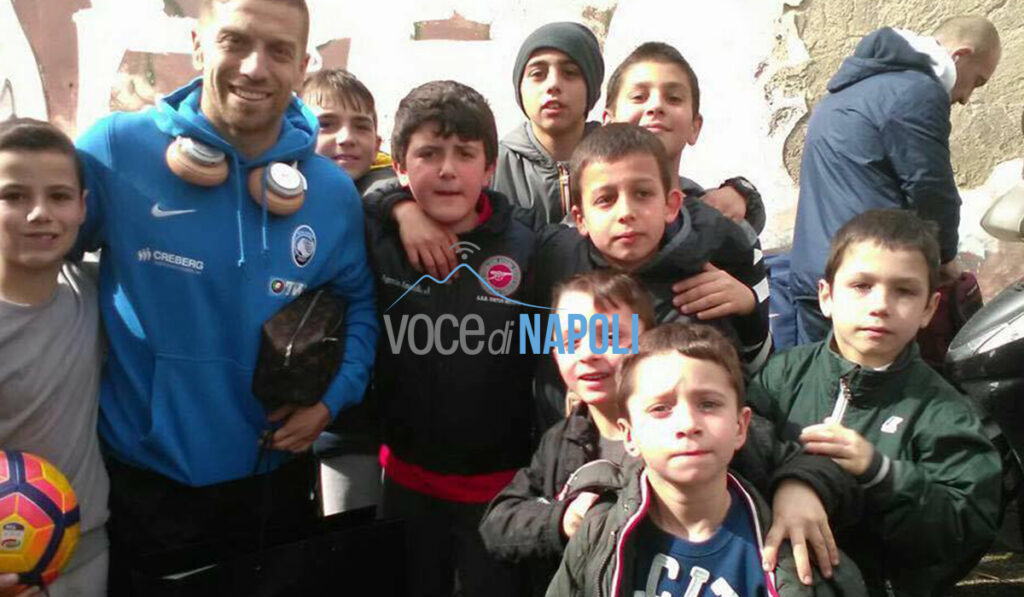 Campo di calcio "Densa", i calciatori dell'Atalanta fanno una bella sorpresa ai bambini
