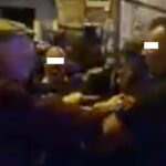 Caos a Napoli, poliziotti afferrano un giovane e la folla li accerchia: "Vergogna!"