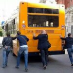 Capri: autobus va in panne, passeggeri lo spingono a mano