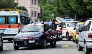 Tragedia a Roma, un uomo di 57 anni è stato trovato morto in strada da un passante. La vittima, un uomo residente nella zona della Montagnola, è deceduta dopo essere precipitata dalla propria abitazione,