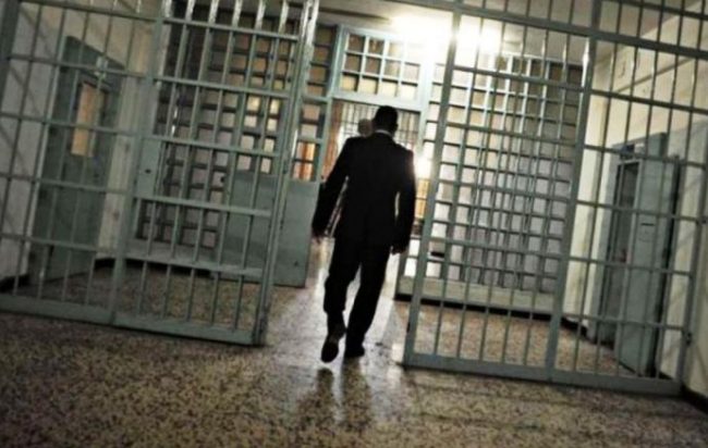 Salerno, violenta rissa in carcere: feriti due agente penitenziario