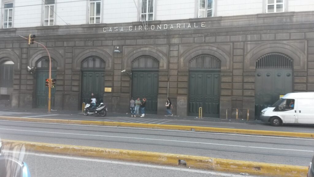 caos carcere poggioreale napoli