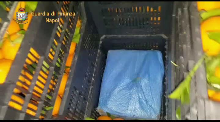 Carico di droga nascosto sotto le arance, camionista arrestato sulla Tangenziale