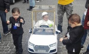 Carnevale a Napoli, spazio alla creatività: il vestito più originale di tutti