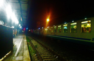 Caserta, 15enne ubriaco cammina sui binari: interviene la polizia