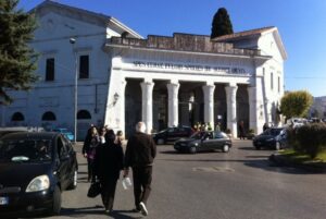 Caserta, sessantenne muore d'infarto in auto davanti all'ospedale