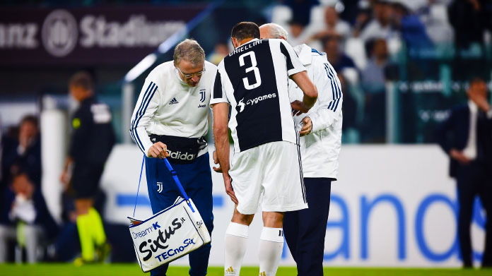 Juventus, stop per Chiellini: il difensore infortunatosi contro il Napoli