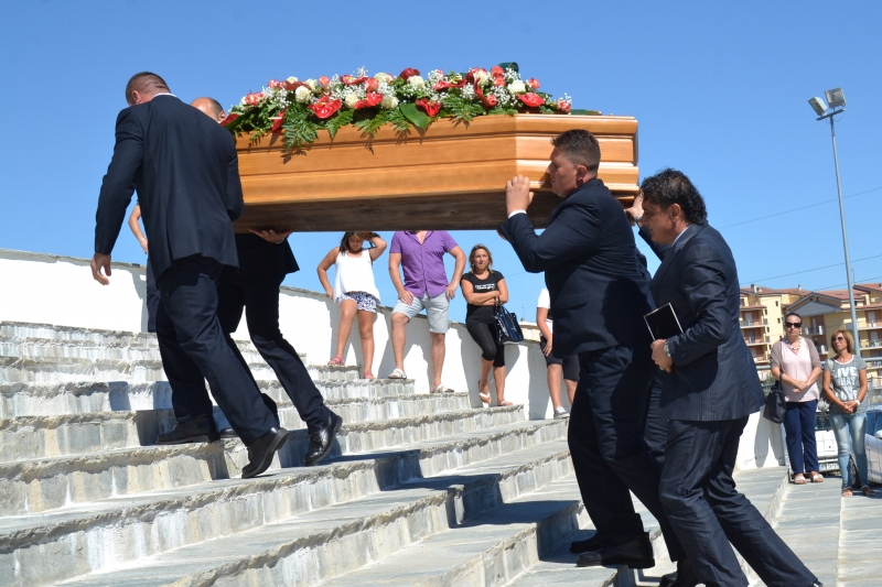 Ivan Grimaldi, a Scampia funerali nel silenzio