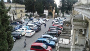 Cimitero di Poggioreale: sosta selvaggia per auto e moto