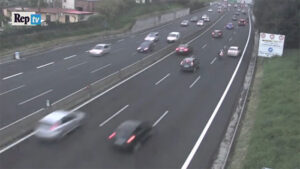 Contromano in tangenziale, rapinatori fuggono dalla polizia