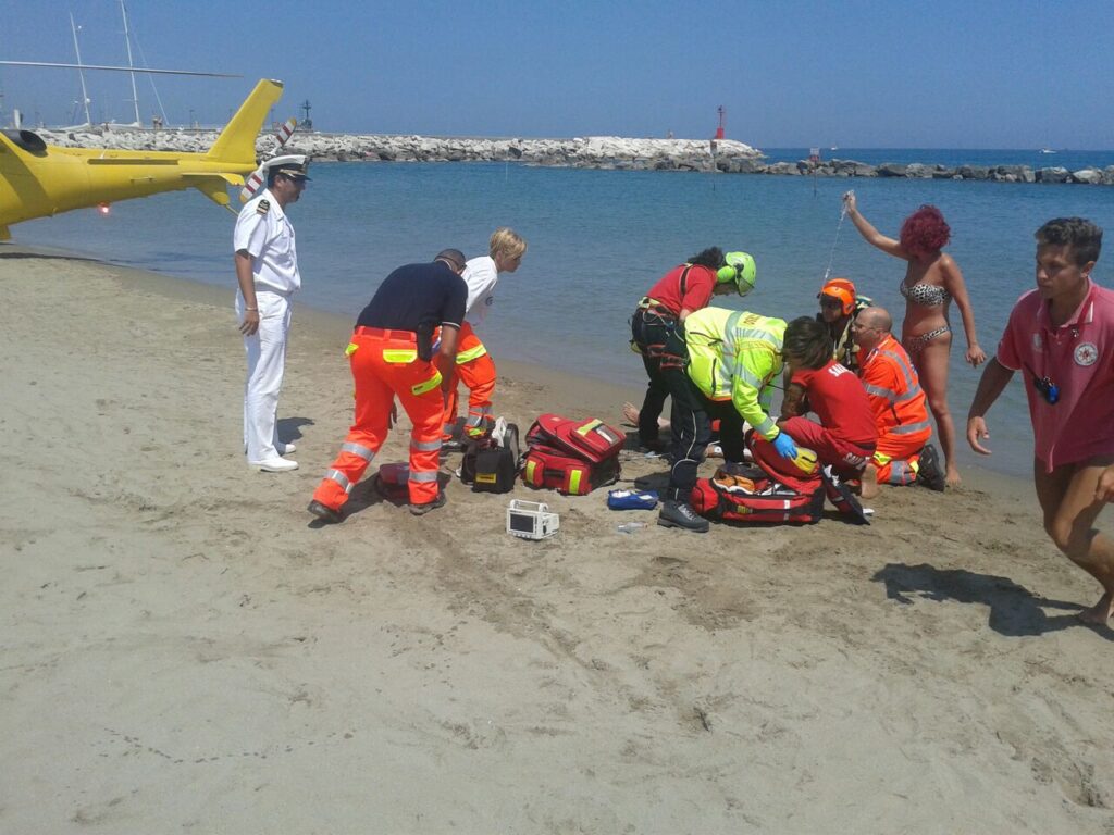 Torregaveta, malore per un anziano che muore in spiaggia