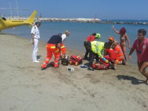Torregaveta, malore per un anziano che muore in spiaggia
