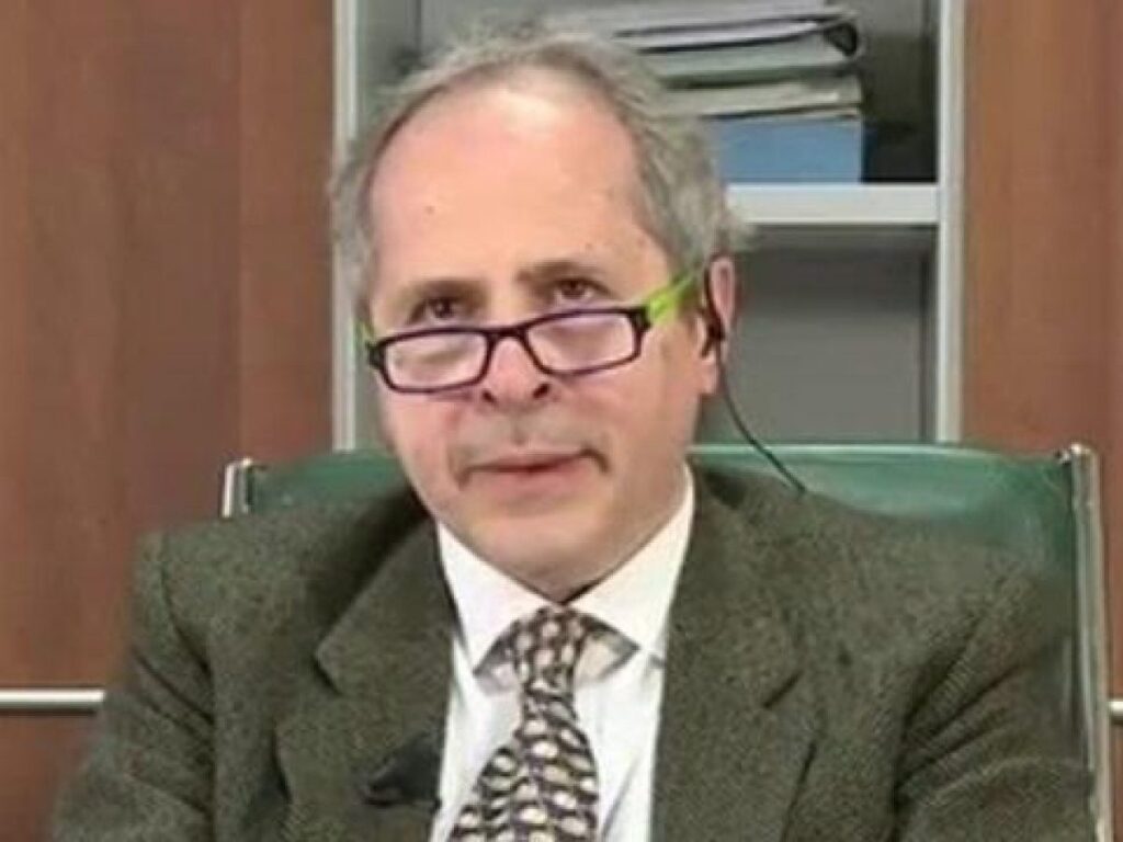 Coronavirus, il virologo Crisanti: "Il Covid non si sta spegnendo. Solo chiacchiere"