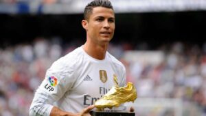 Cristiano Ronaldo incontra una bimba disabile napoletana. Il gesto che commuove