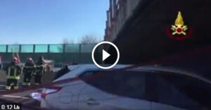 Crolla cavalcavia in autostrada: muoiono marito e moglie. Due operai feriti [VIDEO]