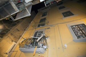 crollo balconi quartieri spagnoli vico tre re