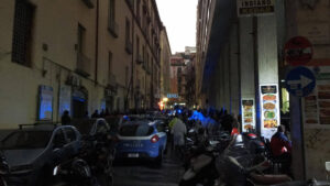 Napoli, rapina sventata in banca: operazione della Polizia in corso