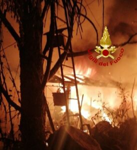 Tragedia nella notte, due donne trovate morte carbonizzate