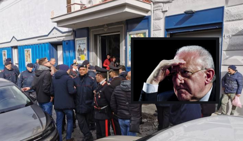 De Luca all'incontro su Craxi è accolto con il lancio delle monetine