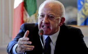 Trasporti e disagi, l'ira di De Luca: "I passeggeri dovevano prendere il mitra"