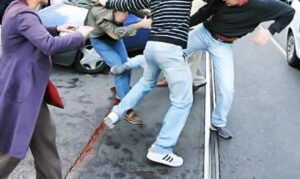 Napoli, Mergellina: uomo spinto sugli scogli è ferito