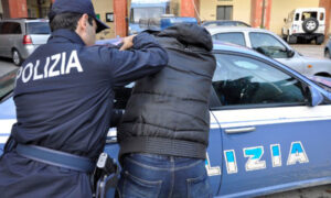 Devasta una cassonetto e poi aggredisce la polizia: gli agenti lo arrestano