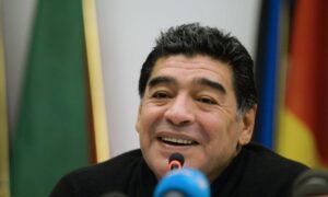 Diego Armando Maradona a Napoli, per il campione argentino ci sarà la cittadinanza onoraria