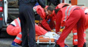 Domitiana, rapina al distributore finisce nel sangue: accoltellato benzinaio