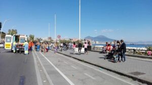 Donna cade sulla pista ciclabile e si frattura il braccio: gli scugnizzi la soccorrono